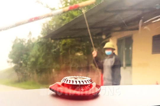 Cầu phao Ô Xuyên vẫn thu tiền cho ô tô con đi qua 
